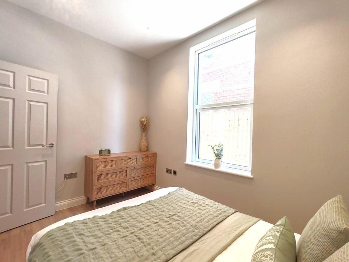 Stunning Modern Apartment Sleeps 4 - 6 Min Walk From Golden Beaches-Free Parking بورنماوث المظهر الخارجي الصورة
