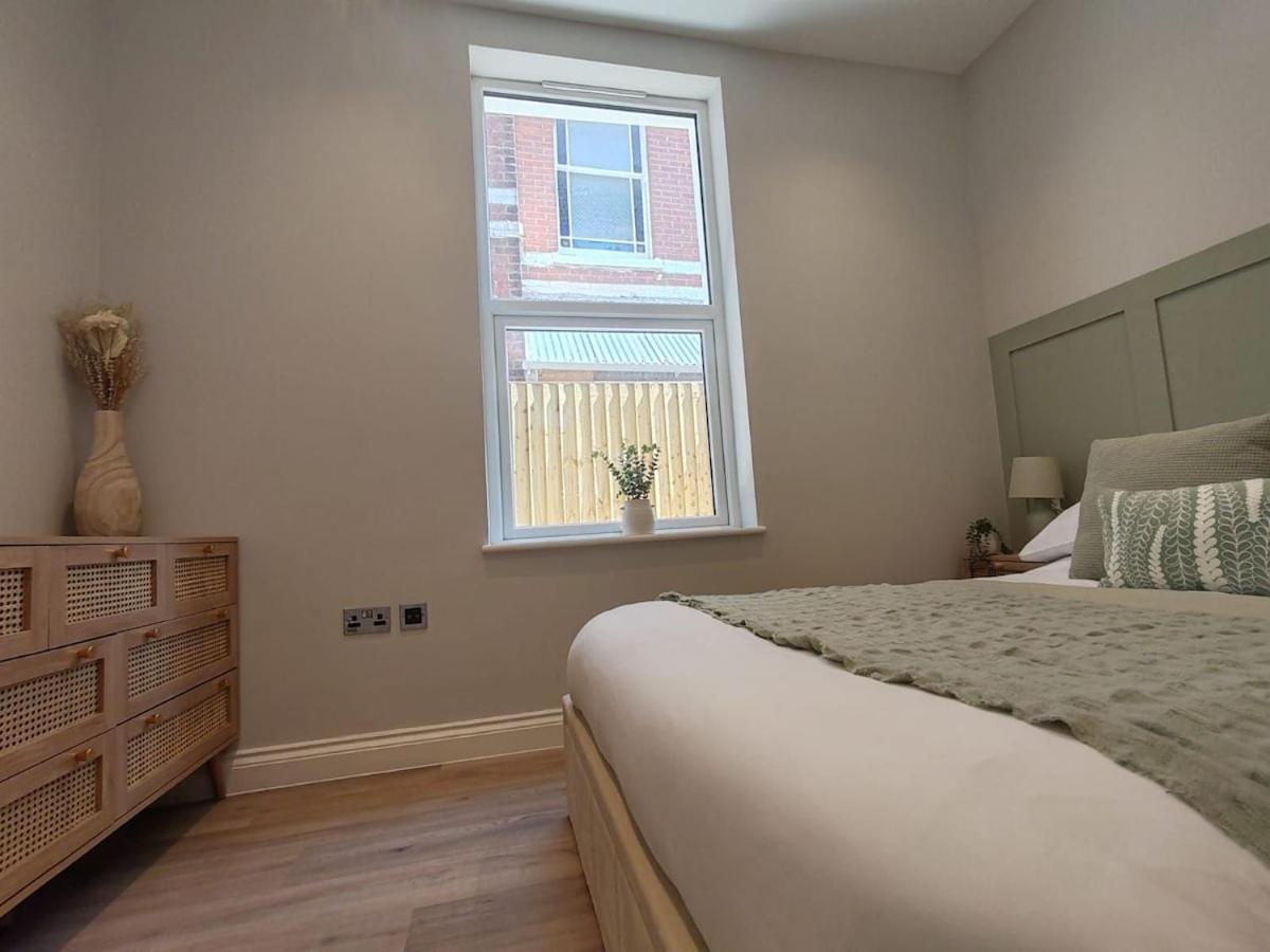 Stunning Modern Apartment Sleeps 4 - 6 Min Walk From Golden Beaches-Free Parking بورنماوث المظهر الخارجي الصورة