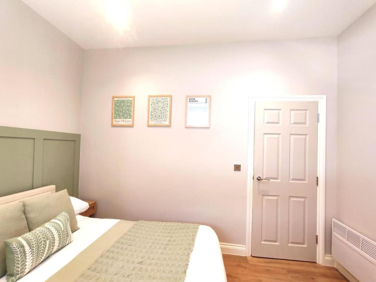 Stunning Modern Apartment Sleeps 4 - 6 Min Walk From Golden Beaches-Free Parking بورنماوث المظهر الخارجي الصورة