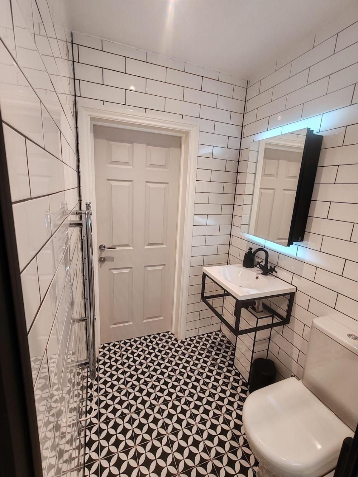 Stunning Modern Apartment Sleeps 4 - 6 Min Walk From Golden Beaches-Free Parking بورنماوث المظهر الخارجي الصورة