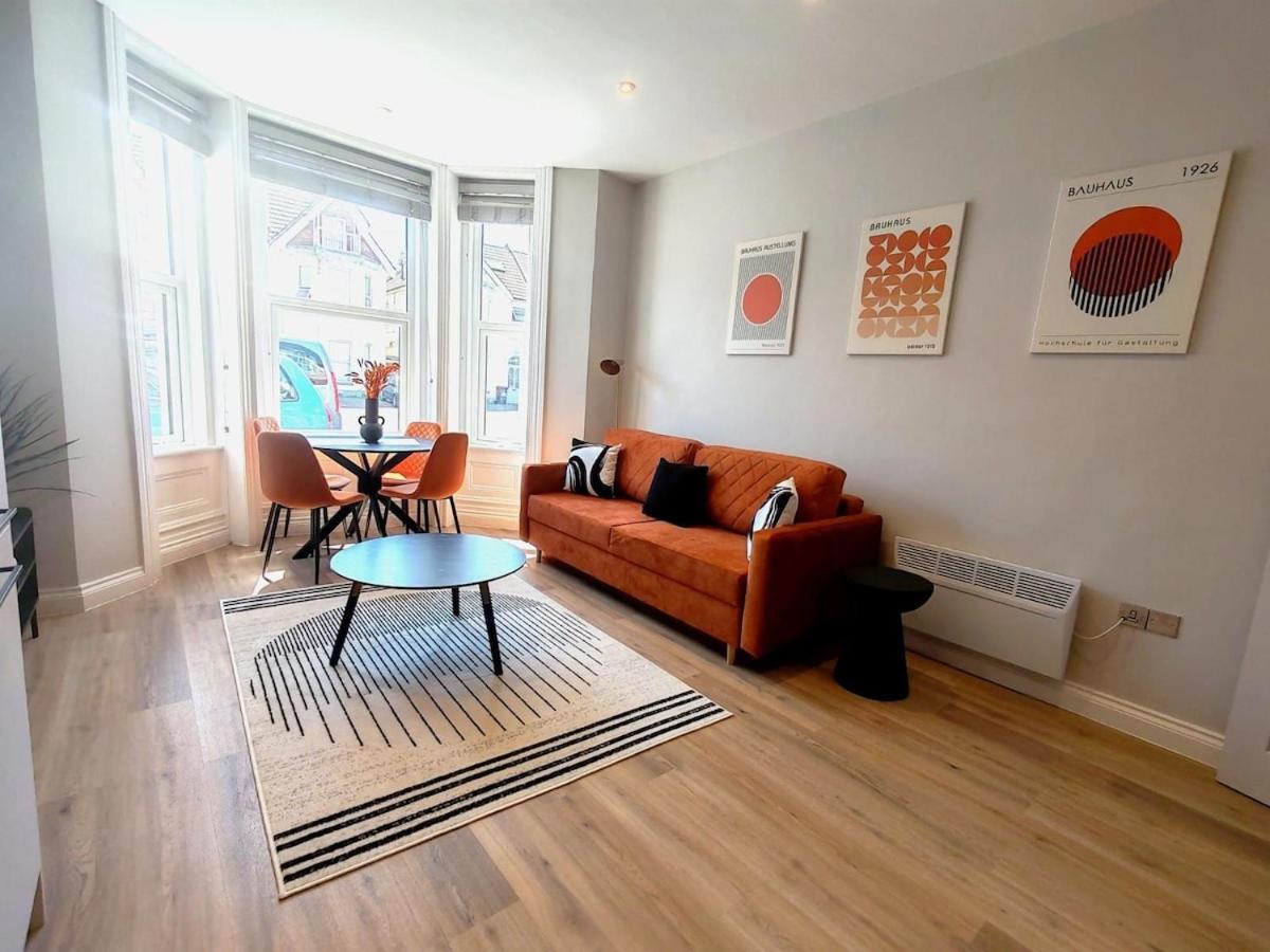 Stunning Modern Apartment Sleeps 4 - 6 Min Walk From Golden Beaches-Free Parking بورنماوث المظهر الخارجي الصورة